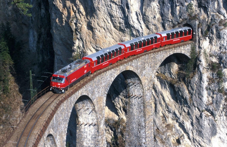 bernina_express_crossing_bridge