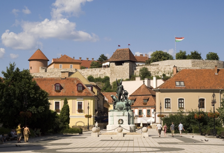 Dobo Square, Eger
