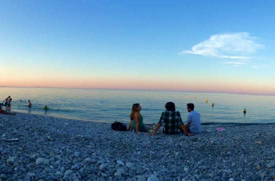 Eurail customer testimonials | People sitting at the beach, talking