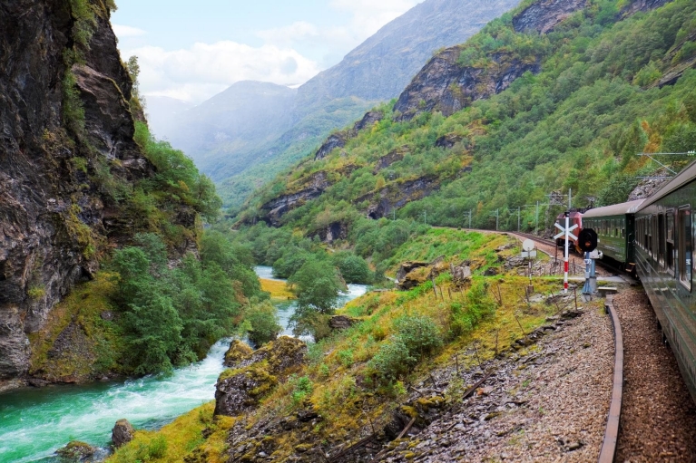 flam_railway_crossing_valley