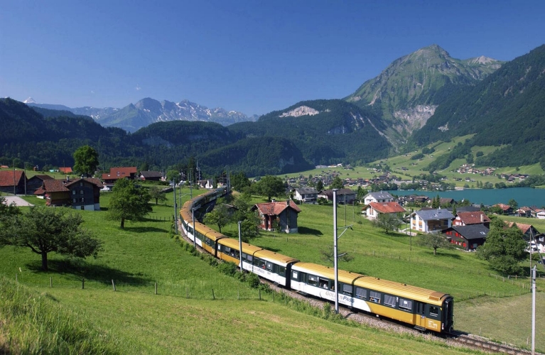 golden_pass_train_crossing_valley