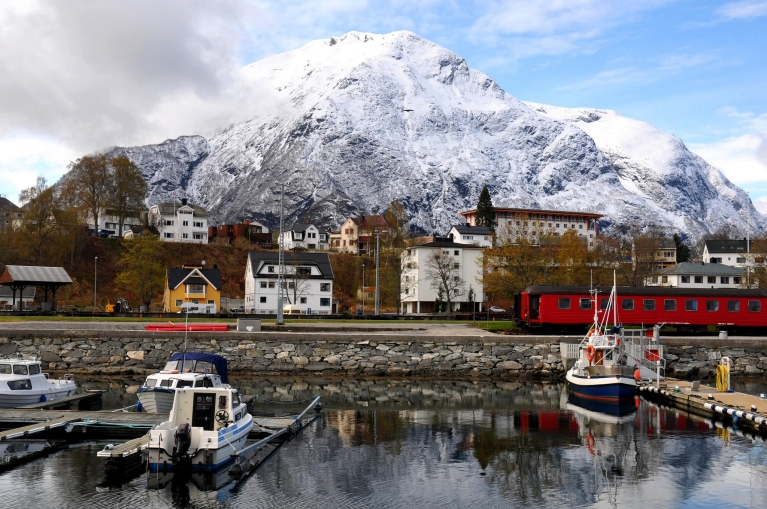 rauma_line_leaving_andalsnes_norway