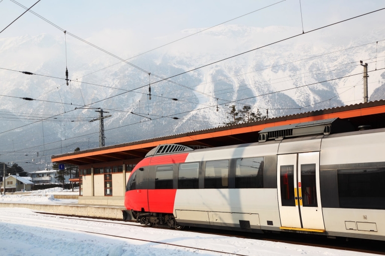 train_at_platform_of_train_station_innsbruck