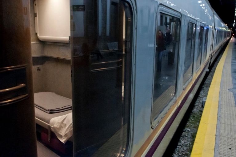 trenhotel_train_lusitania_at_train_station