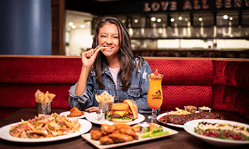 hard-rock-cafe-girl-eating-dinner